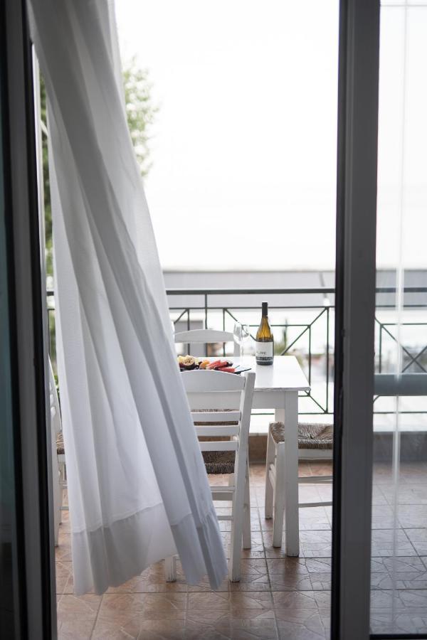 Glykanisos Mini Suites Néa Péramos Bagian luar foto