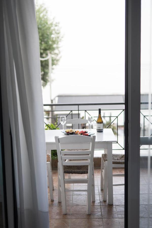 Glykanisos Mini Suites Néa Péramos Bagian luar foto